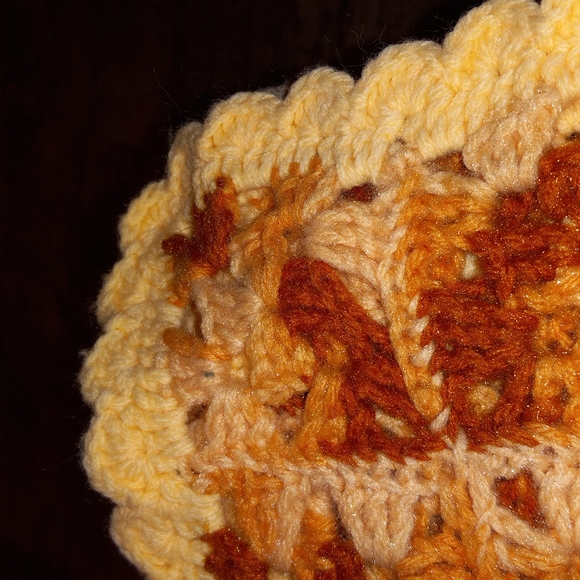 Child's small crocheted blanket - Picture 2 of 2